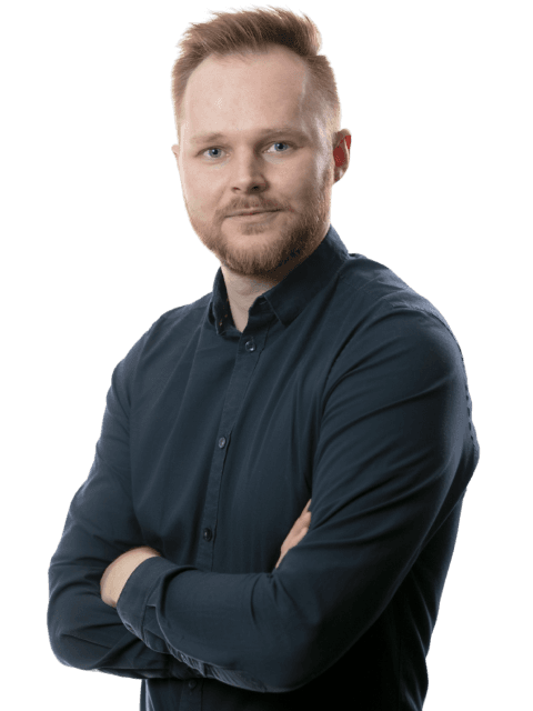 Daniel Klimmer im dunklen Pullover mit verschränkten Armen