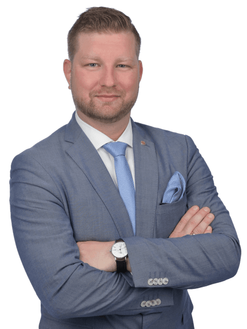 Martin Fleischhauer im Anzug mit verschränkten Armen
